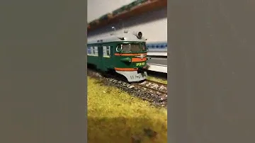 Музыка в кабине электрички.